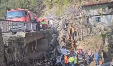 Köprüden ırmağa devrilen vinçteki 2 kişi yaralandı