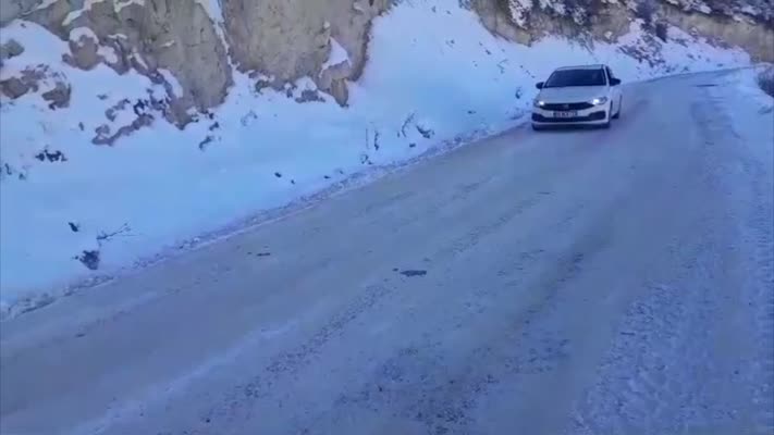Siirt’te köy yollarında tuzlama çalışması yapıldı
