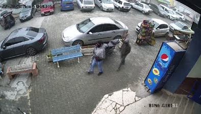 Kar maskeli hırsızlar kuyumcuyu soymaya çalıştı, polis kısa sürede yakaladı