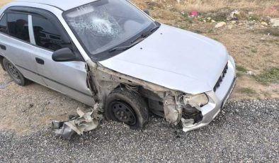 Lice’de otomobil traktöre çarptı: 6 yaralı