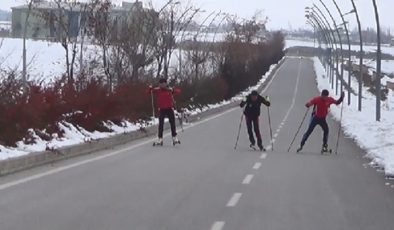 Kayaklı koşu sporcuları asfaltta yarıştı