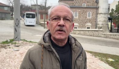 Mahalle muhtarı hizmet binası inşa edilmesi talebiyle oturma eylemi yaptı