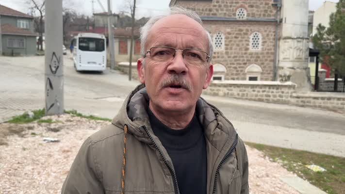 Mahalle muhtarı hizmet binası inşa edilmesi talebiyle oturma eylemi yaptı