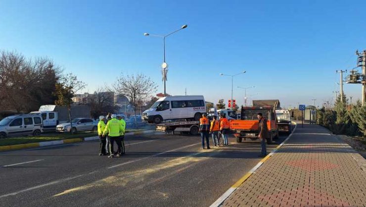 Mardin’de işçi servisi ile kamyon çarpıştı: 11 yaralı