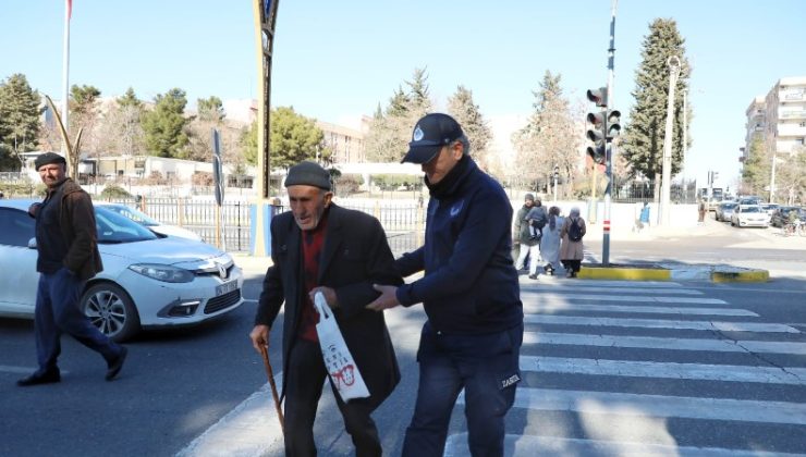 Mardin’de yaya geçitlerinde polis ve zabıta ekipleri görevlendirildi