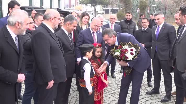 Milli Eğitim Bakanı Tekin, Elazığ’da öğrenci ve vatandaşlarla buluştu