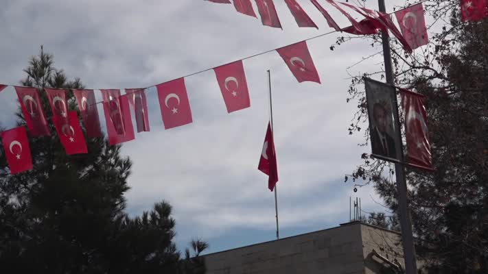 Diyarbakır’da milli yas: Bayraklar yarıya indirildi