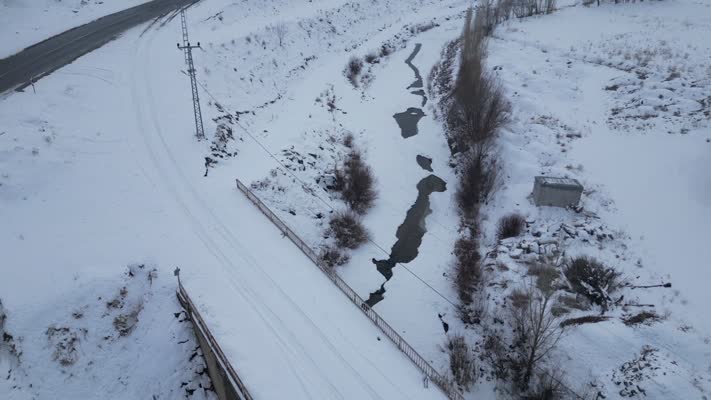Murat Nehri’nin buzla kaplı güzelliği dronla görüntülendi