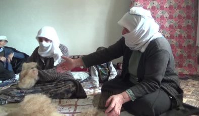 Muşlu kadınlar yün çorap örme geleneğini sürdürüyor