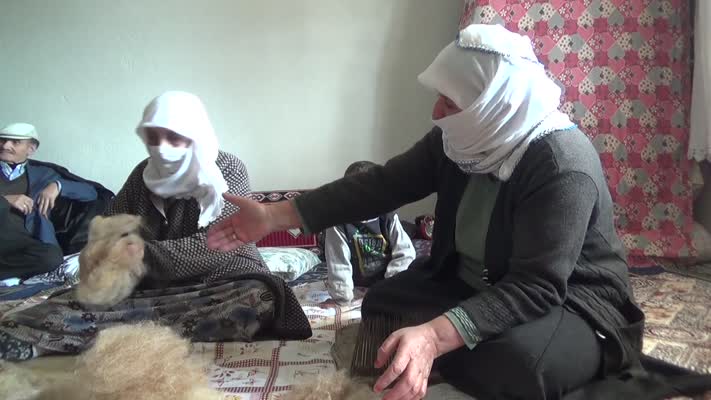 Muşlu kadınlar yün çorap örme geleneğini sürdürüyor