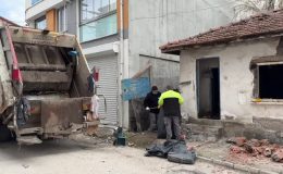 Müstakil evden 6 kamyon çöp çıkarıldı