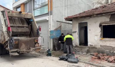 Müstakil evden 6 kamyon çöp çıkarıldı