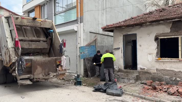 Müstakil evden 6 kamyon çöp çıkarıldı