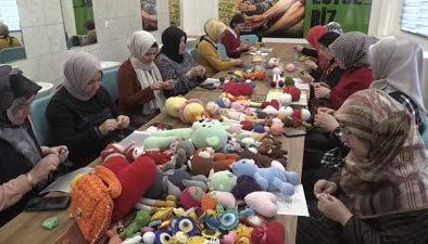 Örgü oyuncak kursunda buluşan kadınlar, üreterek sosyalleşiyor