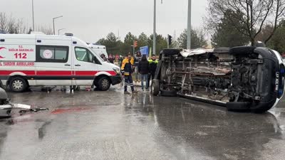 Otomobil ile ambulansın çarpıştığı kazada 4 kişi yaralandı