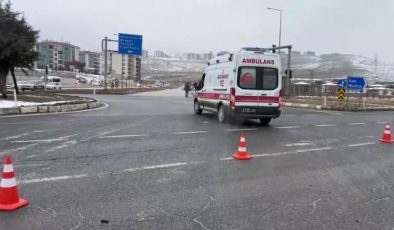 Otomobil ile panelvanın çarpıştığı kazada 3 kişi yaralandı