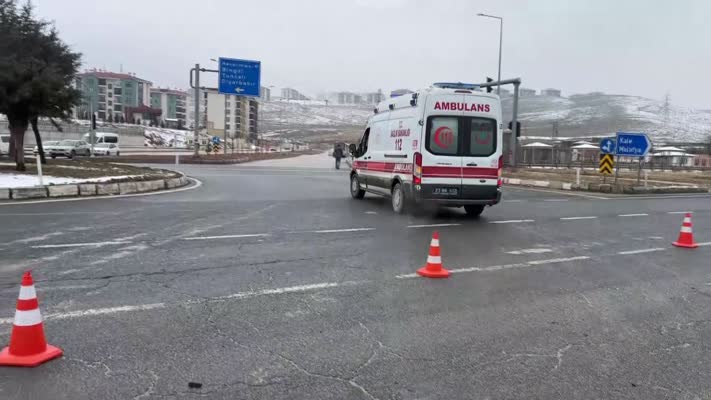 Otomobil ile panelvanın çarpıştığı kazada 3 kişi yaralandı