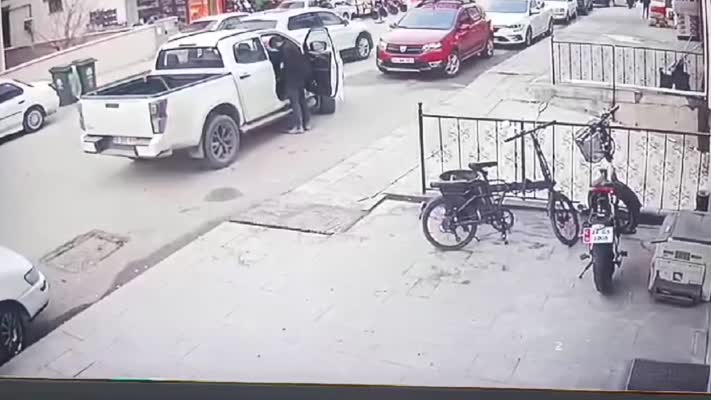 Otomobilin kamyonete çarptığı kazada 1 kişi öldü, 1 kişi yaralandı