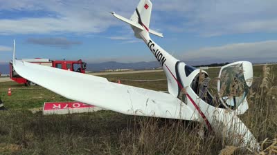 Pistten çıkan eğitim uçağının pilotu yaralandı