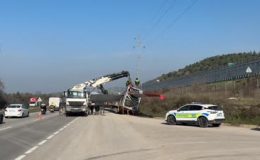 Rüzgar türbinin kanadını taşıyan tır su kanalına düştü
