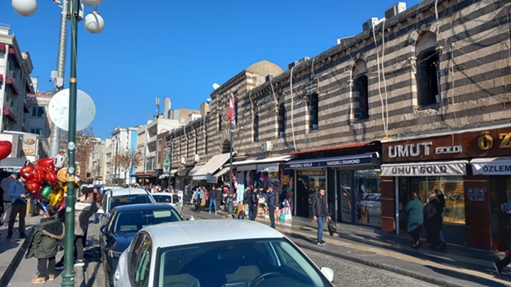 Tatil ve güneşli hava Sur ilçesinde hareketlilik oluşturdu