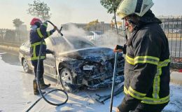 Şanlıurfa’daki zincirleme kazaya karışan bir otomobilde yangın çıktı