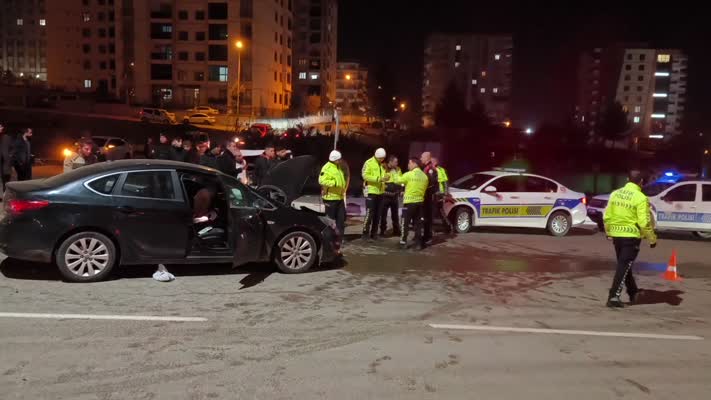 Siirt’te iki otomobil çarpıştı: 4 kişi yaralandı