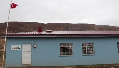 Siirt’te öğretmenler ve üniversite öğrencileri köy okullarını güzelleştiriyor