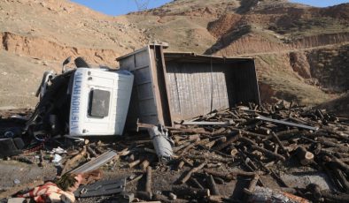 Şırnak’ta odun yüklü kamyon devrildi: 2 yaralı