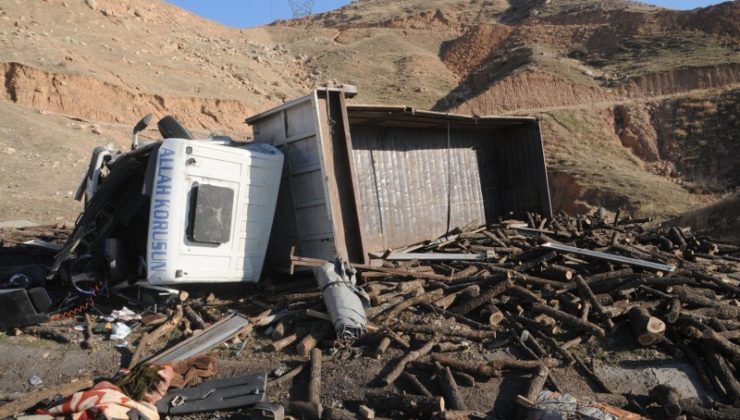 Şırnak’ta odun yüklü kamyon devrildi: 2 yaralı
