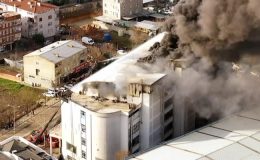 Sultanbeyli’de bir binanın çatı katında çıkan yangına müdahale ediliyor