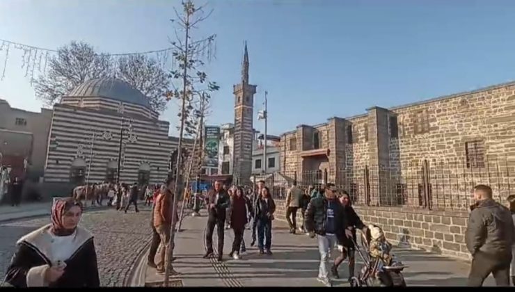 Sur’da hafta sonu yoğunluğu: Yerli ve yabancı turistler akın etti