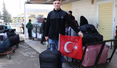 Türk bayrağıyla Suriye’ye dönen Abdulkadir’in gururu
