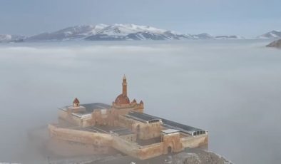 UNESCO mirası İshak Paşa Sarayı’nı sis sardı