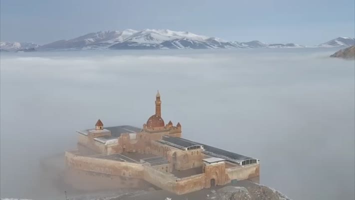 UNESCO mirası İshak Paşa Sarayı’nı sis sardı