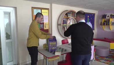 Fedakar öğretmenler tatilde okulun kütüphanesini yeniledi