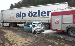 Tır ile otomobilin çarpıştığı kazada 2 kişi öldü, 1 kişi yaralandı