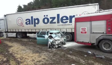 Tır ile otomobilin çarpıştığı kazada 2 kişi öldü, 1 kişi yaralandı