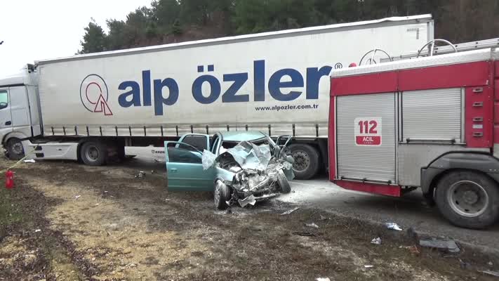 Tır ile otomobilin çarpıştığı kazada 2 kişi öldü, 1 kişi yaralandı