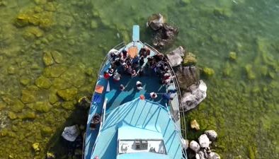 Van’da okuma ve yazmayı öğrenen minik öğrenciler teknede eğlendi