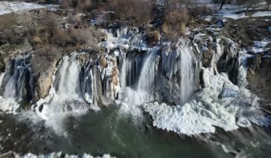 Van’da muradiye şelalesi soğuk havada büyüledi