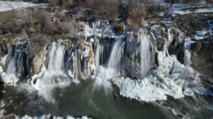 Van’da muradiye şelalesi soğuk havada büyüledi