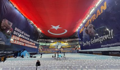 Seyrantepe Spor Salonu Cumhurbaşkanı Erdoğan’ın ziyareti için dev bayraklarla süslendi