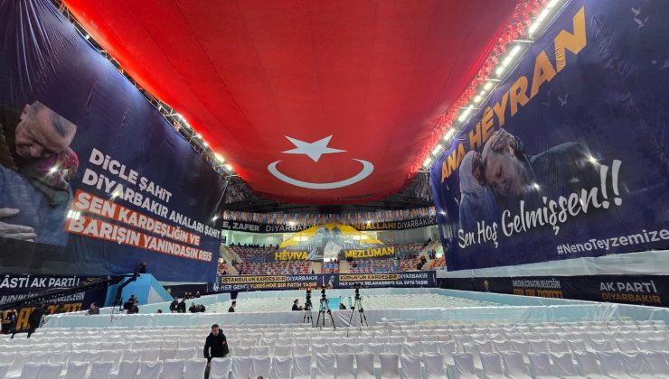 Seyrantepe Spor Salonu Cumhurbaşkanı Erdoğan’ın ziyareti için dev bayraklarla süslendi