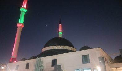 Diyarbakır’da Cami Minaresindeki Yeşil-Kırmızı ışıklar tartışma yarattı