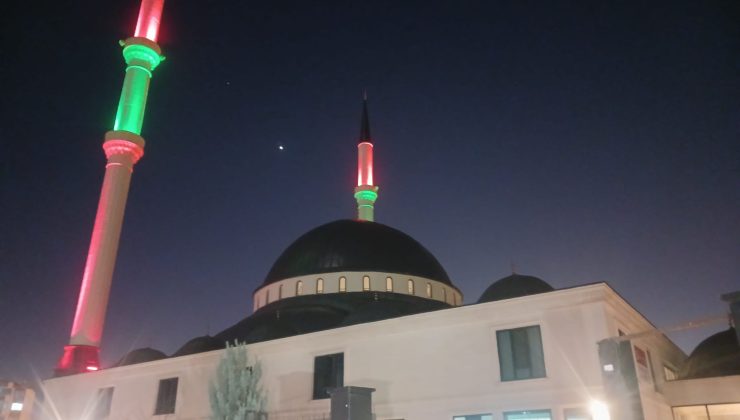 Diyarbakır’da Cami Minaresindeki Yeşil-Kırmızı ışıklar tartışma yarattı
