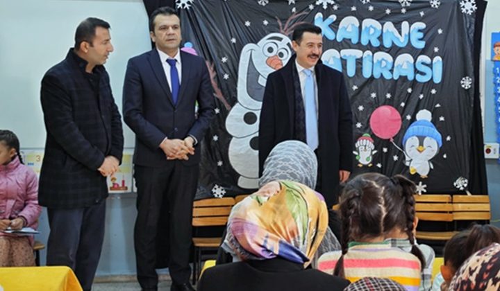 Kaymakam Akeller öğrencilerin karne sevincini paylaştı