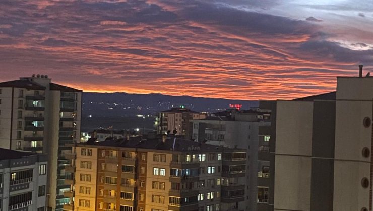 Diyarbakır’da Gökyüzü Kızıla Boyandı: Büyüleyici Gün Batımı