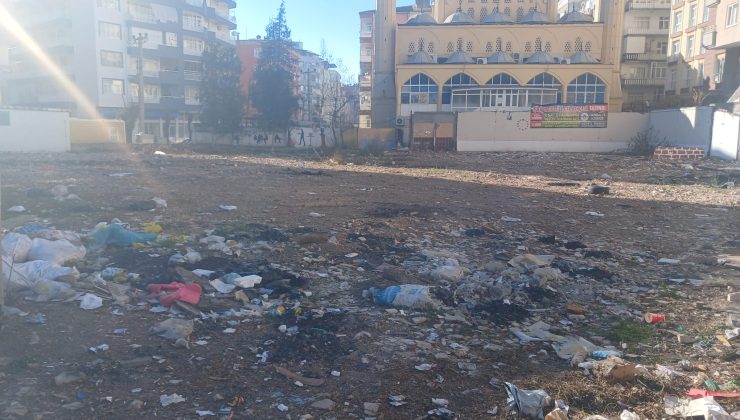 Diyarbakır’da eski kütüphane alanı çöplüğe döndü