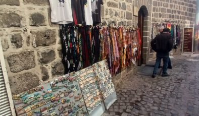 Tarihi Sur Duvarları işportacıların sergi alanına dönüştü